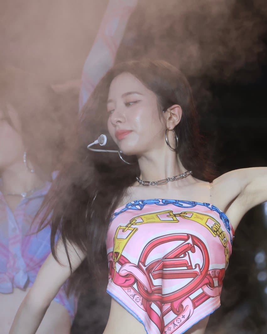 Cosmic girl Bona arm sweat