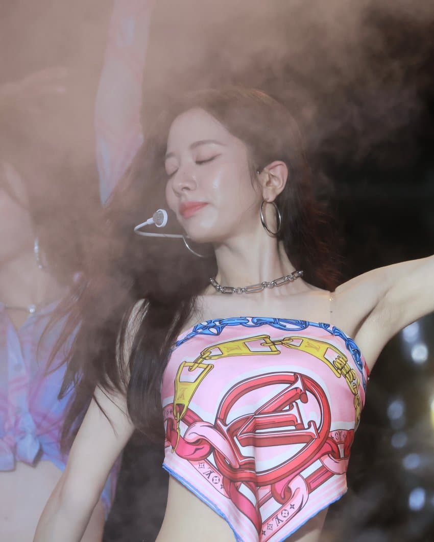 Cosmic girl Bona arm sweat