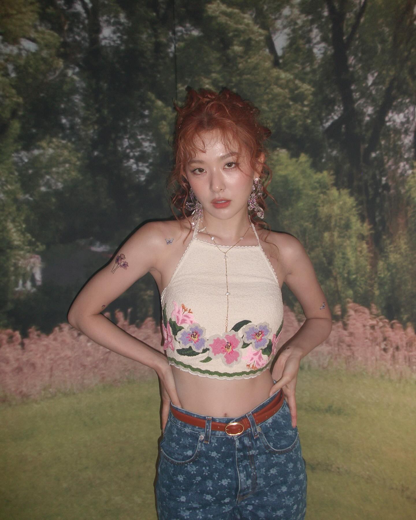 Red Velvet's Seulgi, a refreshing lace halterneck tank top with a pretty design