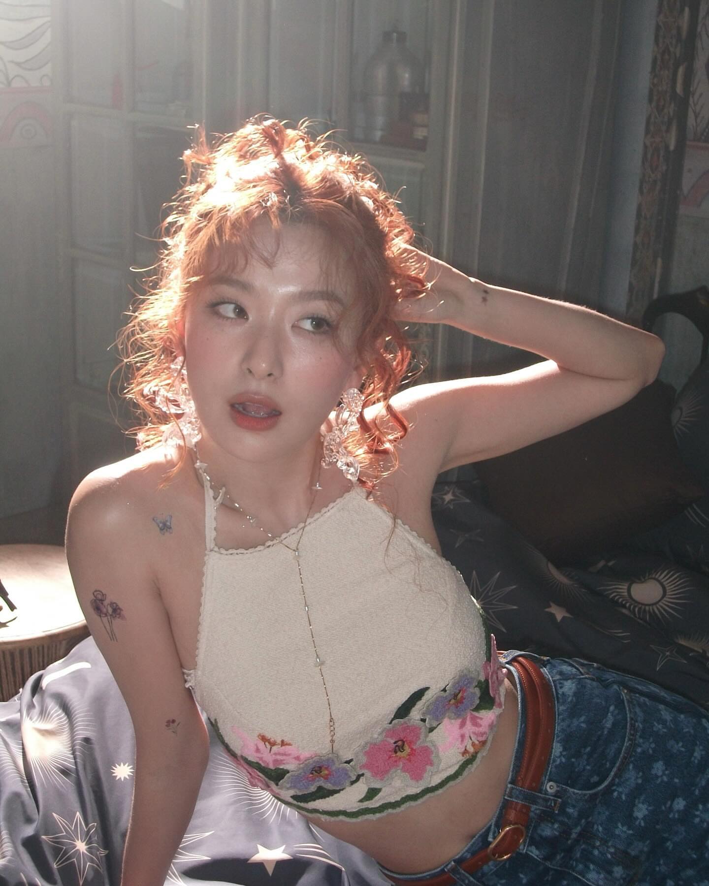 Red Velvet's Seulgi, a refreshing lace halterneck tank top with a pretty design