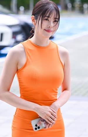Seo Dong-ju's invisible volume and close-fitting orange Dongtan microscopic look