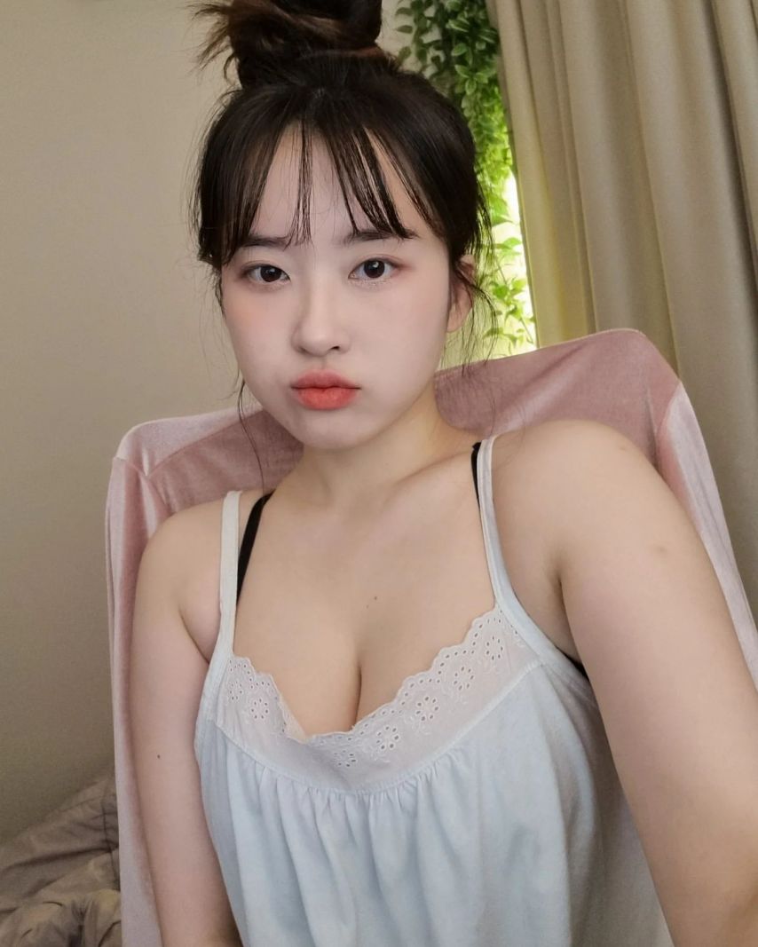 Soram-ing’s big breasts in a white slip and black bra
