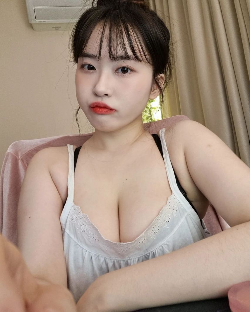 Soram-ing’s big breasts in a white slip and black bra