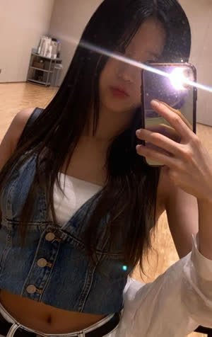 Fromis_Nine Song Ha-young denim vest selfie