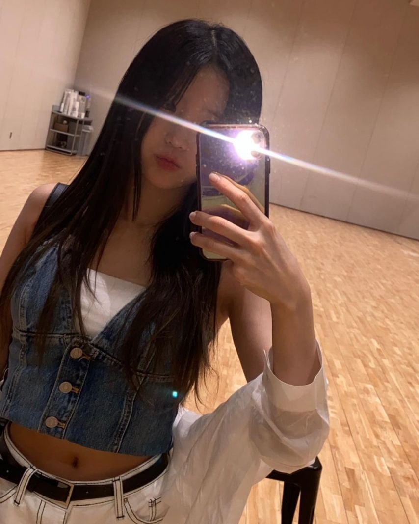 Fromis_Nine Song Ha-young denim vest selfie