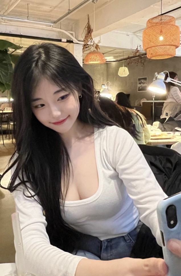 White t-shirt and jeans with deep cleavage 1 piece QWER Nyannyongnyeonnyang (Hina)