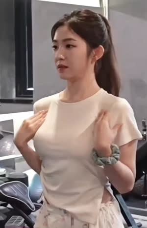 (SOUND)Red Velvet Irene's bulge t-shirt came out with a lot of effort