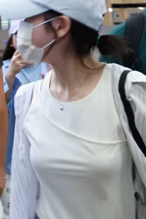 (SOUND)IU airport fashion striped shirt with voluminous white sleeveless chest line