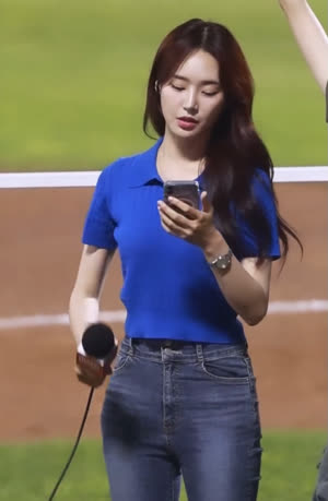 (SOUND)Announcer Kim Hee-yeon preparing for an interview, jeans, pelvis, hip line