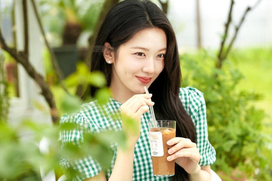 Ive An Yu-jin becomes a Maxim Coffee model