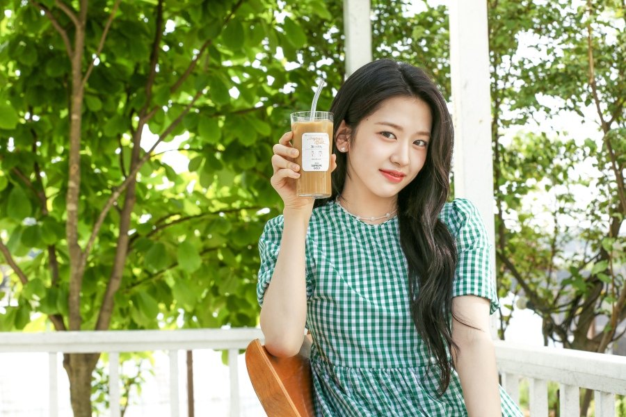 Ive An Yu-jin becomes a Maxim Coffee model