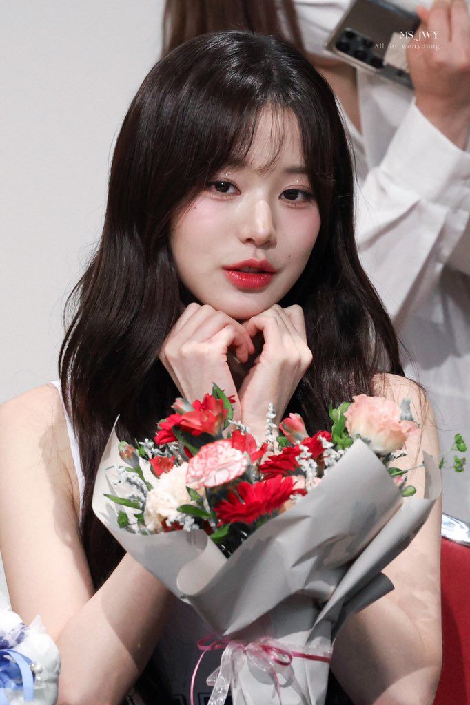 Jang Wonyoung fan signing event