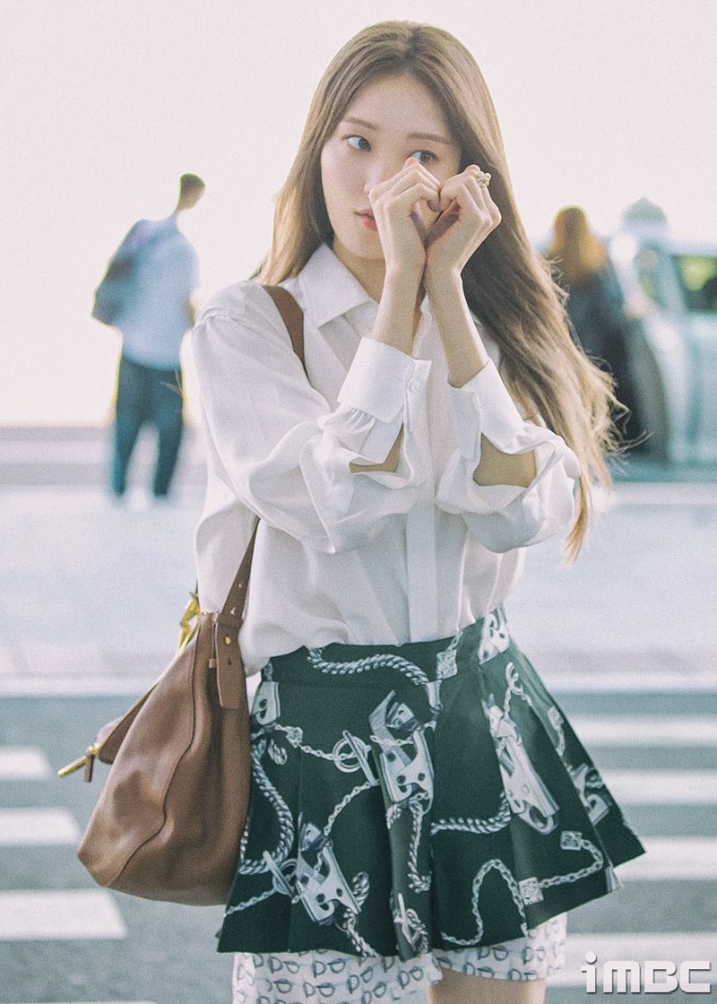 Lee Sung-kyung leaves the country