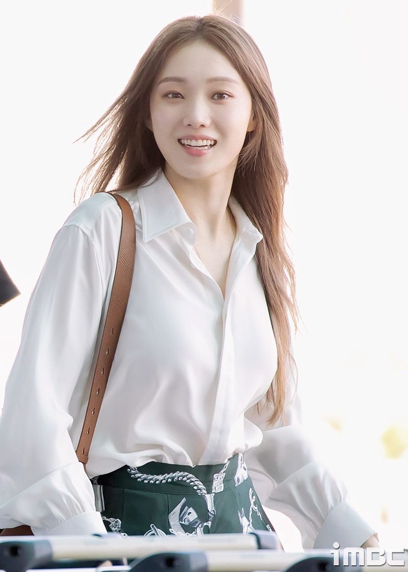 Lee Sung-kyung leaves the country