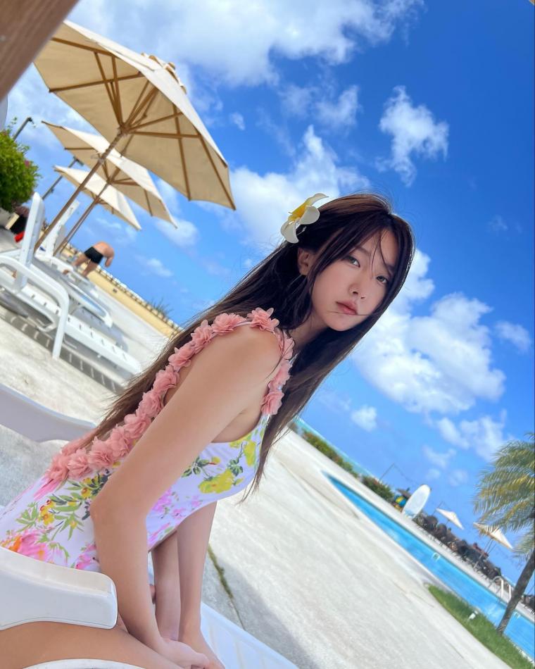 Slender body in white floral one-piece swimsuit at Dalsubin swimming pool