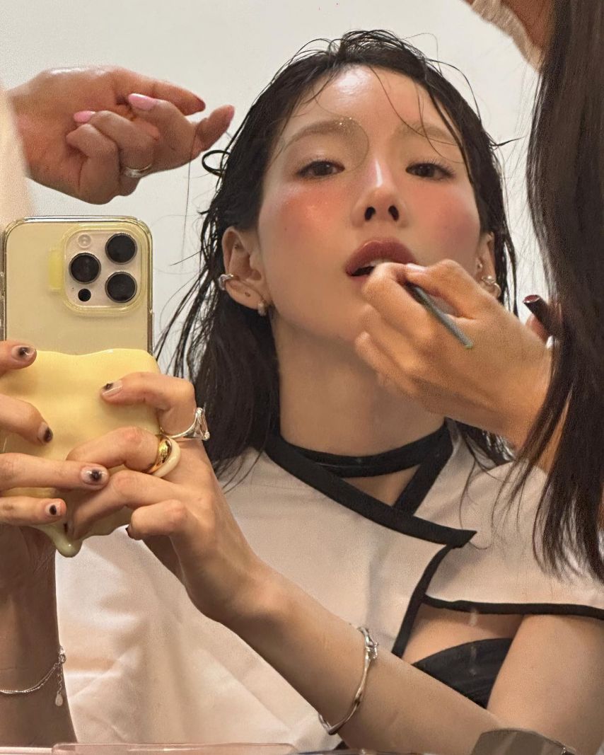 Taeyeon's black lingerie look bust with moist makeup