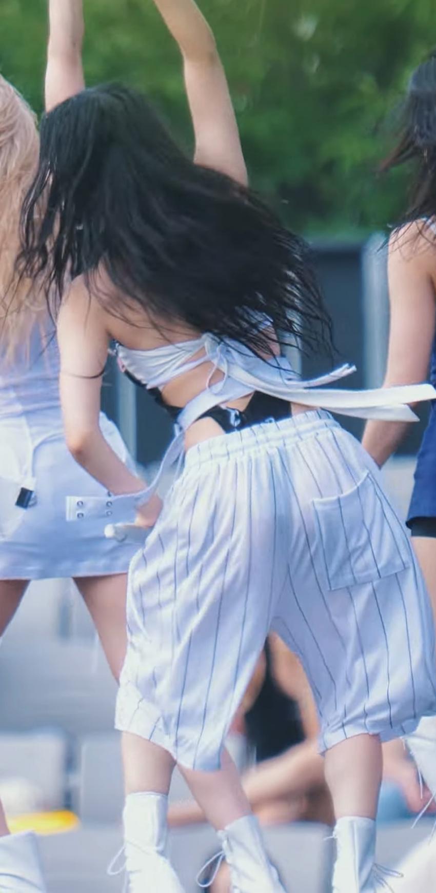 Fromis_Nine Seoyeon Lee is targeting a niche market with her lower body in the water bomb meta where only the upper body is emphasized.