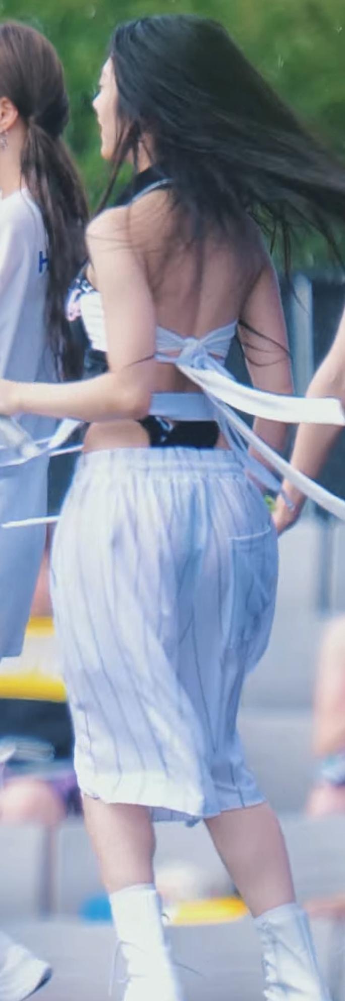 Fromis_Nine Seoyeon Lee is targeting a niche market with her lower body in the water bomb meta where only the upper body is emphasized.