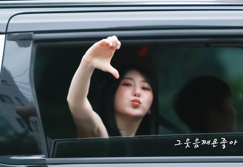 [IZ*ONE] Lee Chae-yeon, whose blood flows as a comedian