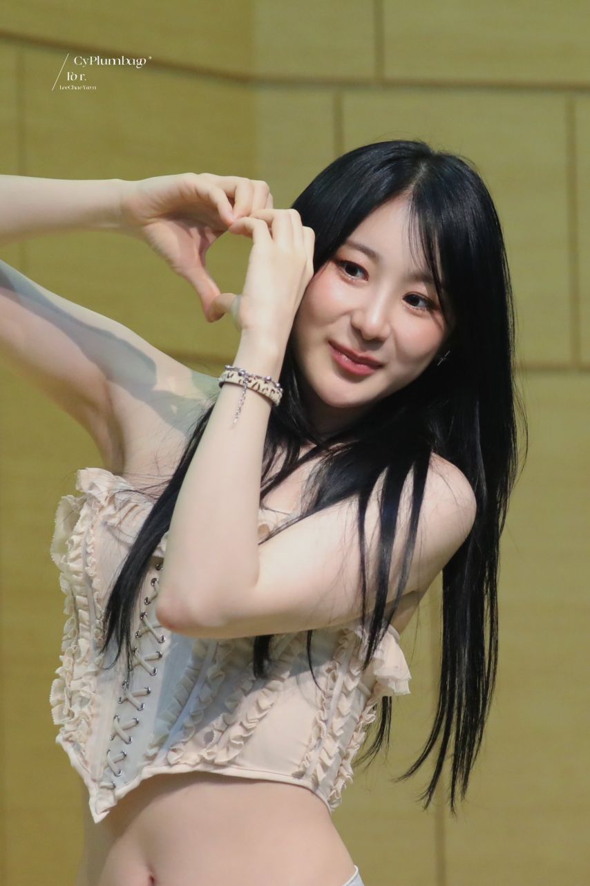 [IZ*ONE] Lee Chae-yeon, whose blood flows as a comedian