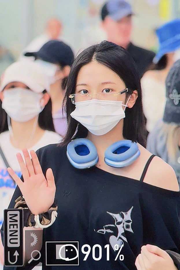 Ive An Yu-jin entering the country...Airport fashion with black bra and chest line visible