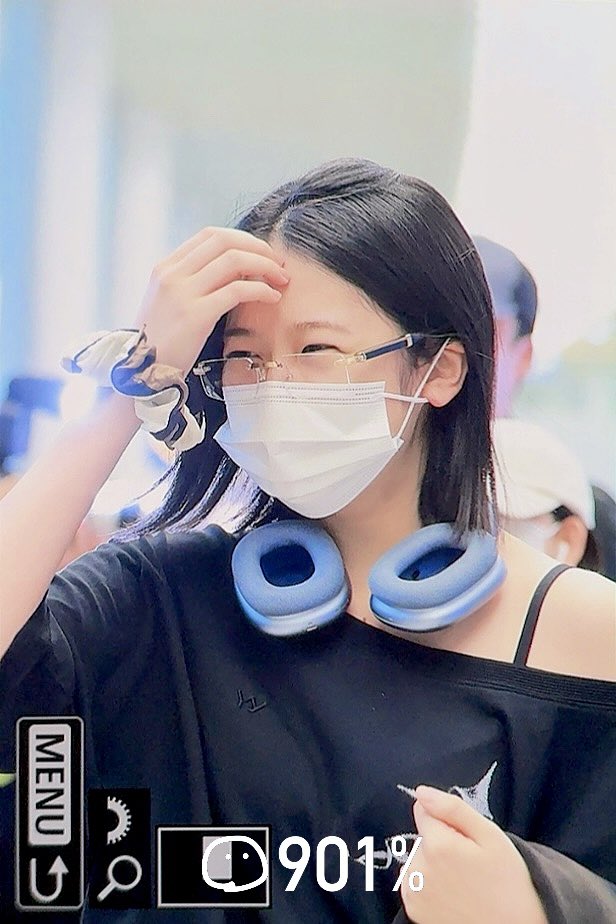 Ive An Yu-jin entering the country...Airport fashion with black bra and chest line visible