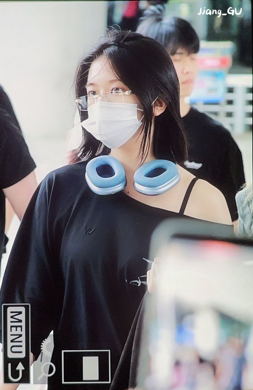 Ive An Yu-jin entering the country...Airport fashion with black bra and chest line visible