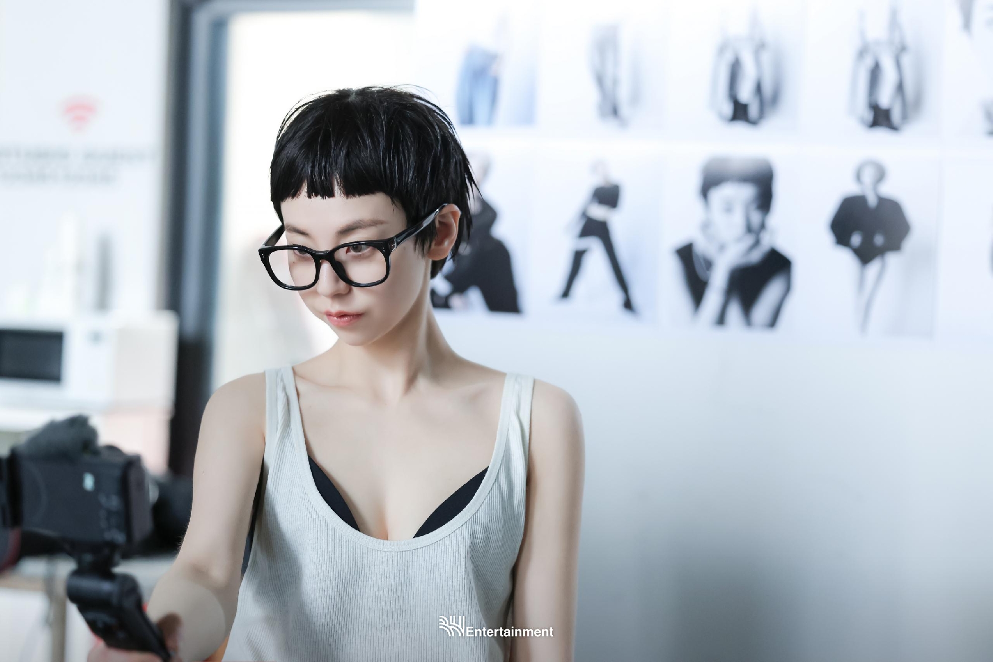 Ahn So-hee's black bra and white tank top sticking out, with outrageous hair like a middle school boy's