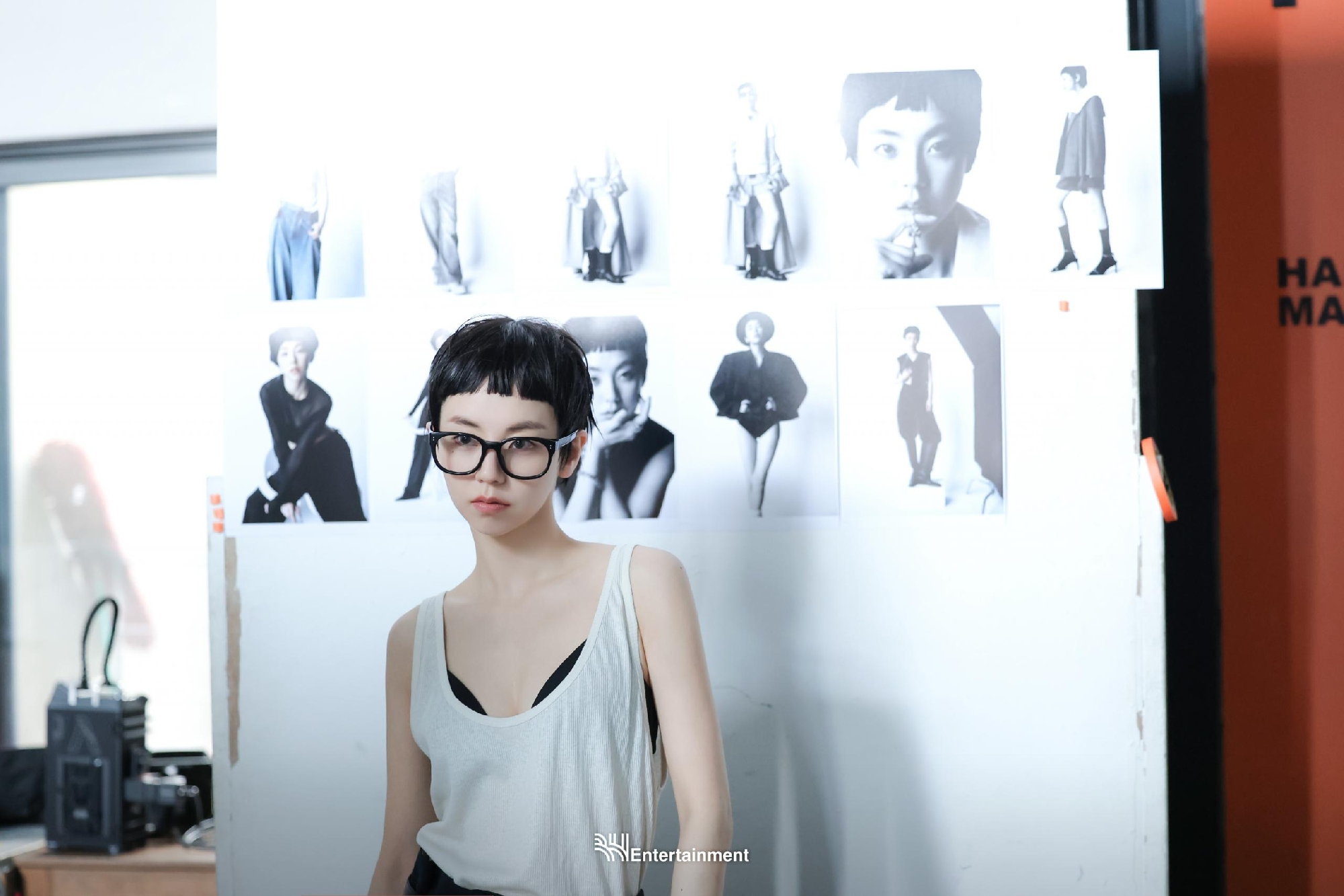 Ahn So-hee's black bra and white tank top sticking out, with outrageous hair like a middle school boy's