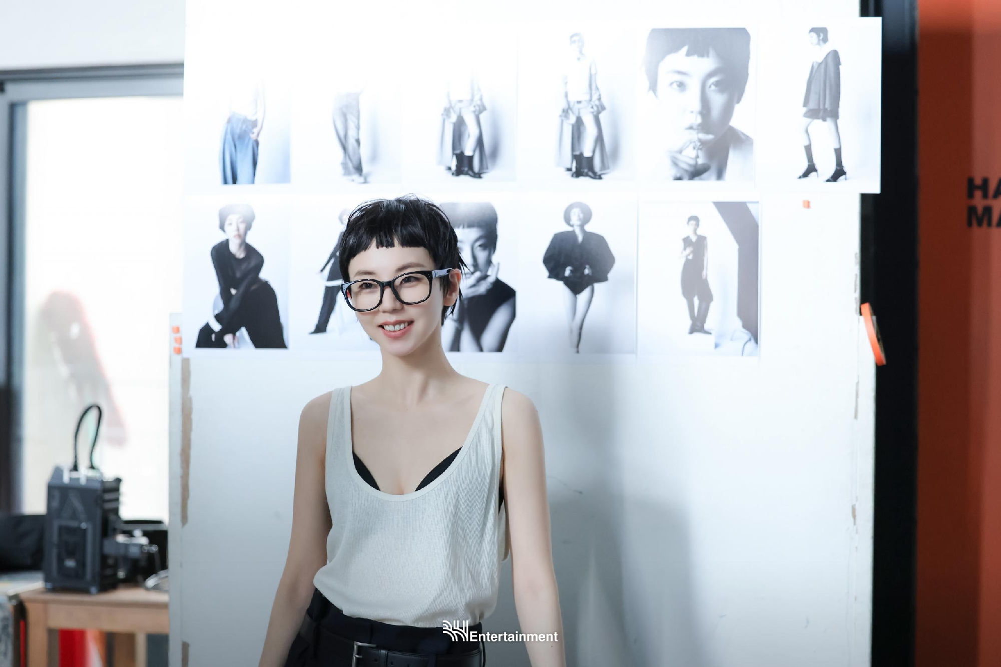 Ahn So-hee's black bra and white tank top sticking out, with outrageous hair like a middle school boy's