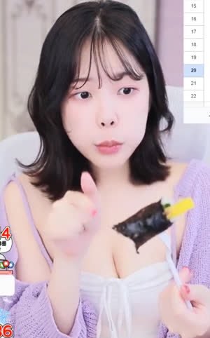 (SOUND)Joo Harang eats kimbap bountifully with white slip cleavage