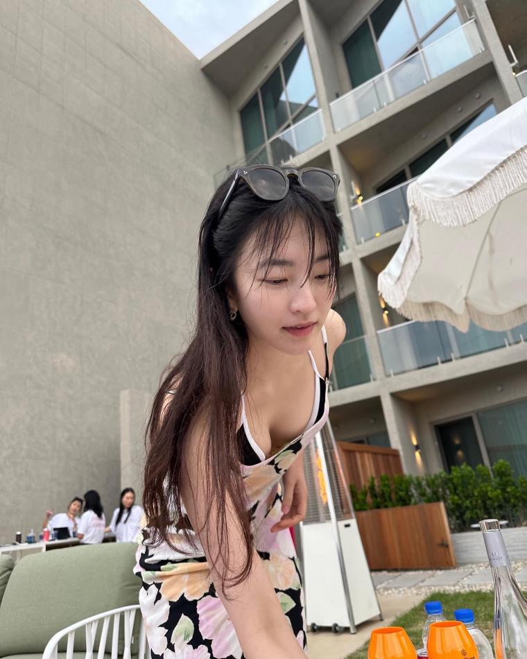 Actress Ji Isu's dizzying bust figure in a black thong bikini at the swimming pool