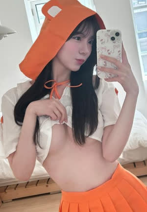 Sobly Lee So-young shows off her underboob breasts by rolling them up