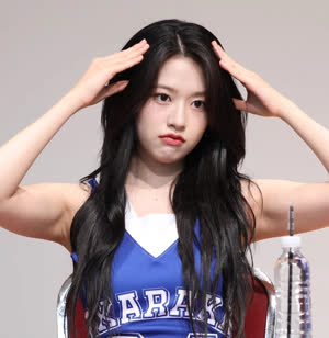 Ive Ahn Yujin fan signing event sleeveless