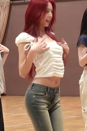 ITZY's Yuna GIF with pelvic fit that shows the stomach