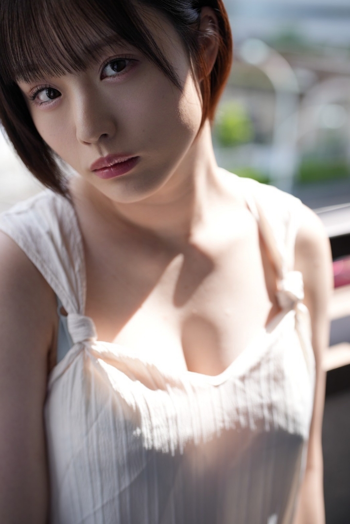 An AV actress with white skin and good acting skills who is naturally sexy.jpg