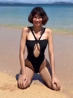 (SOUND)Lee Hee-eun's underboob in a halterneck bikini