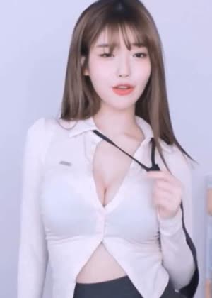 Juicy Se-yeon's cleavage with a sexy shirt