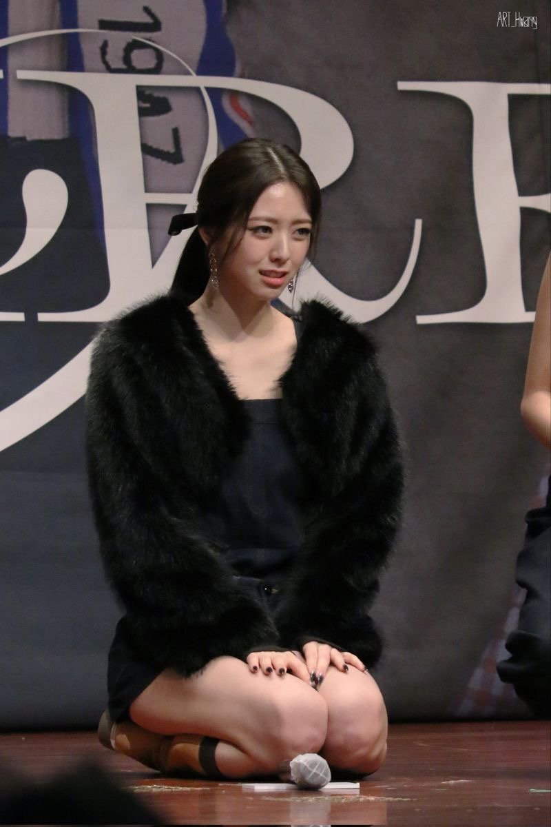 Itzy Yuna's another kneeling meme