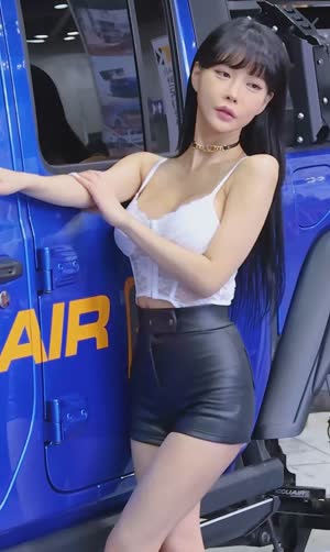 (SOUND)Racing model Lee Sia see-through white crop top leather pants cleavage