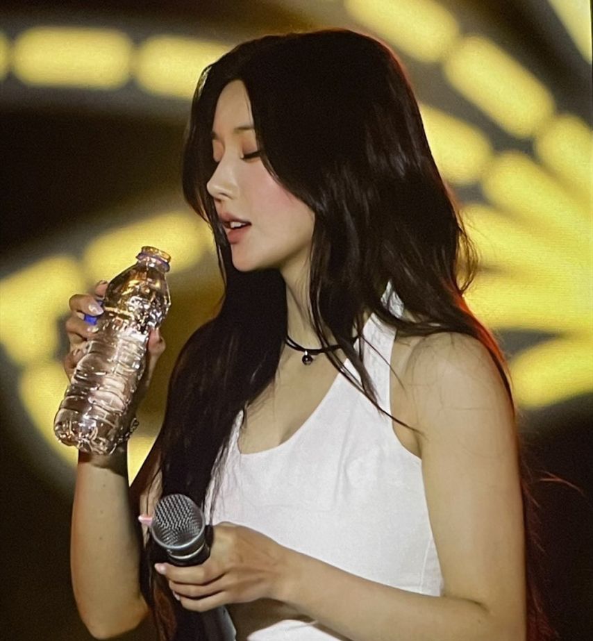 (SOUND)Eunbi Kwon drinks water while performing hard