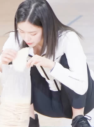 ITZY Ryujin eating fried rice in M ​​position