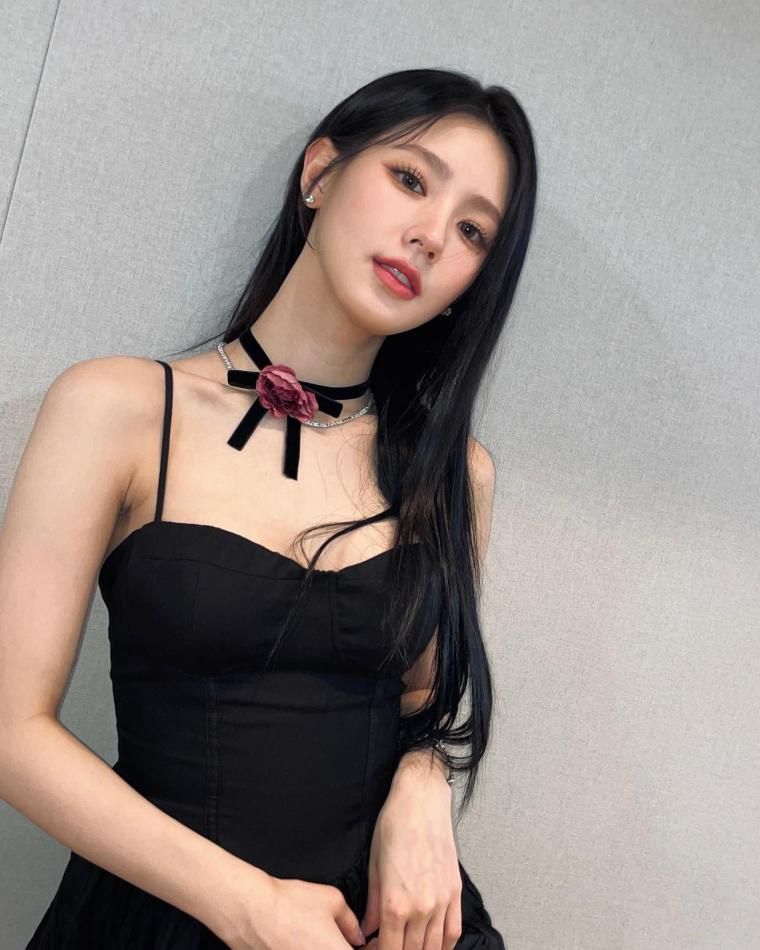 (G)I-DLE Miyeon voluminous black lingerie look one-piece