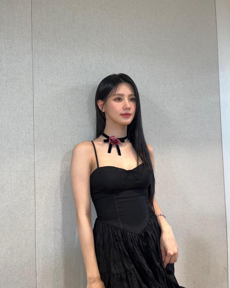 (G)I-DLE Miyeon voluminous black lingerie look one-piece