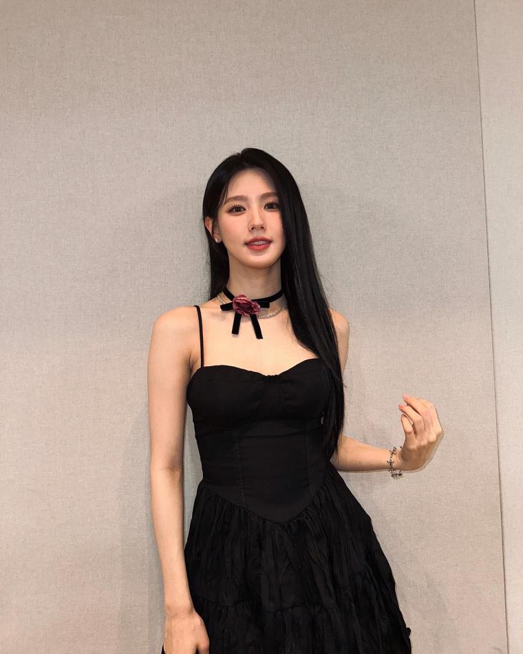 (G)I-DLE Miyeon voluminous black lingerie look one-piece