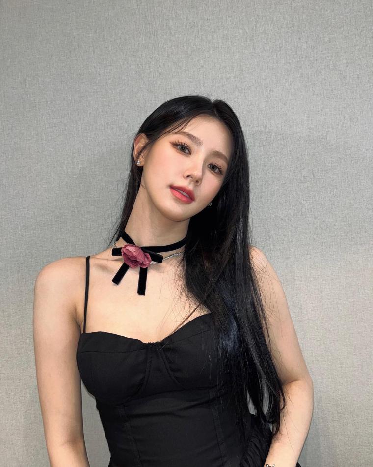 (G)I-DLE Miyeon voluminous black lingerie look one-piece