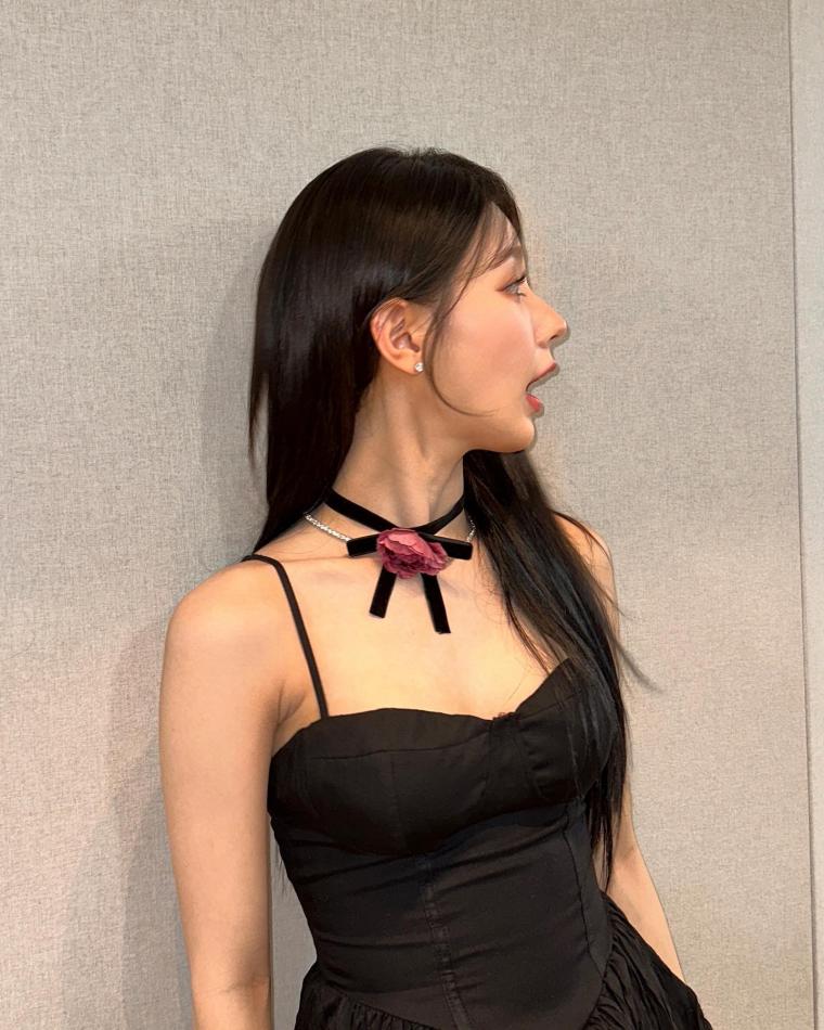 (G)I-DLE Miyeon voluminous black lingerie look one-piece