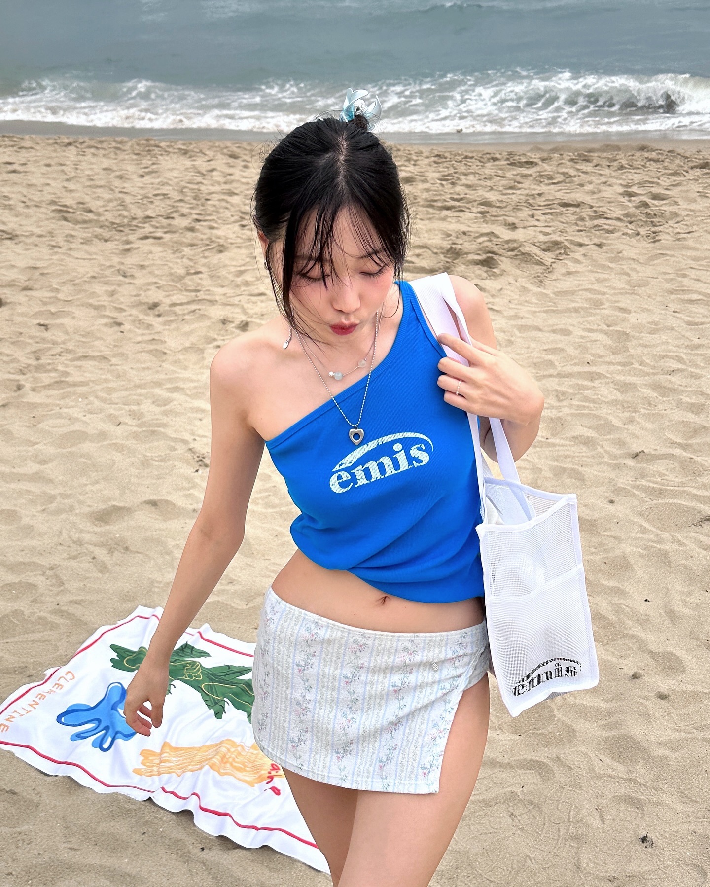 [Lovelyz] Ryu Su-jeong wearing cool blue beachwear on the beach +