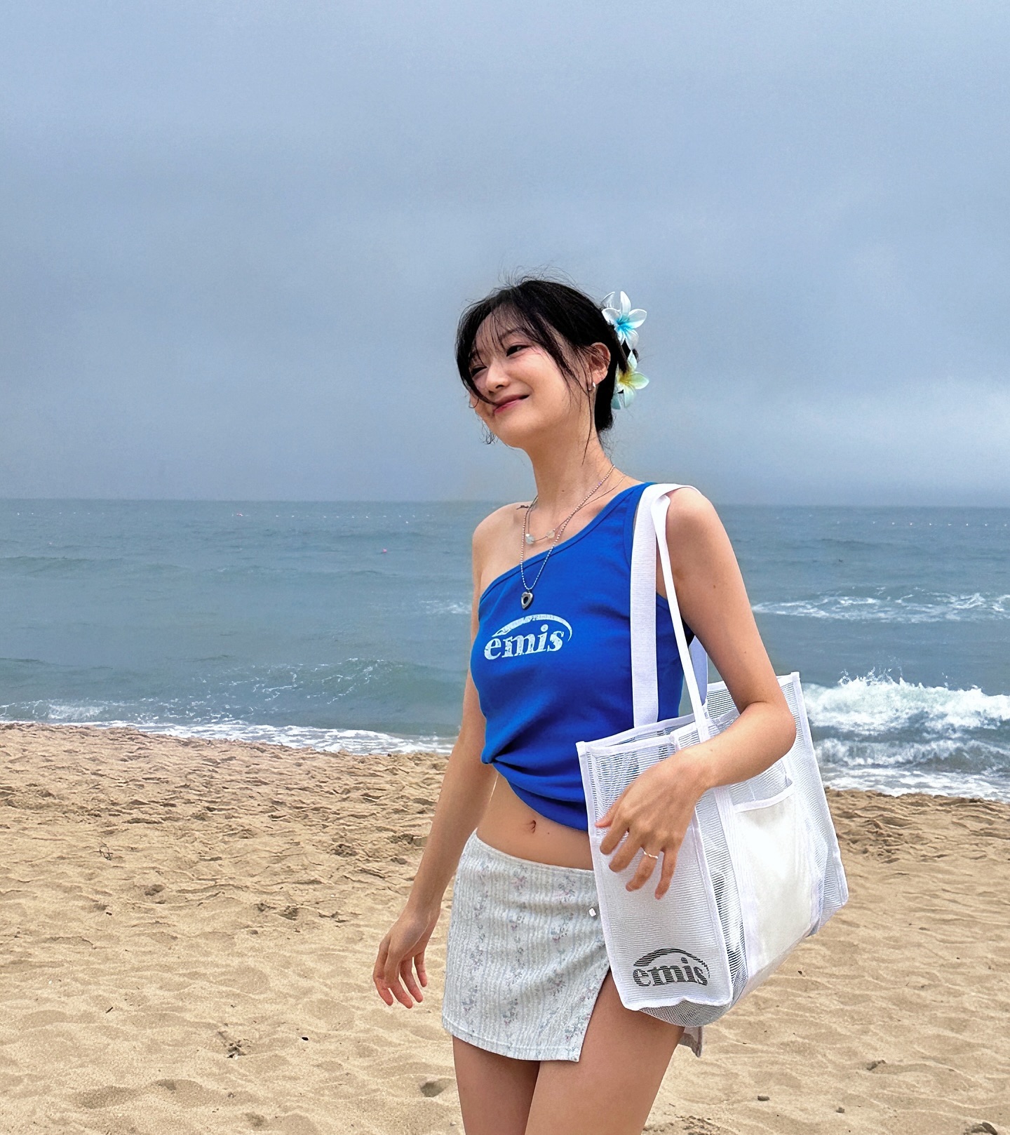 [Lovelyz] Ryu Su-jeong wearing cool blue beachwear on the beach +