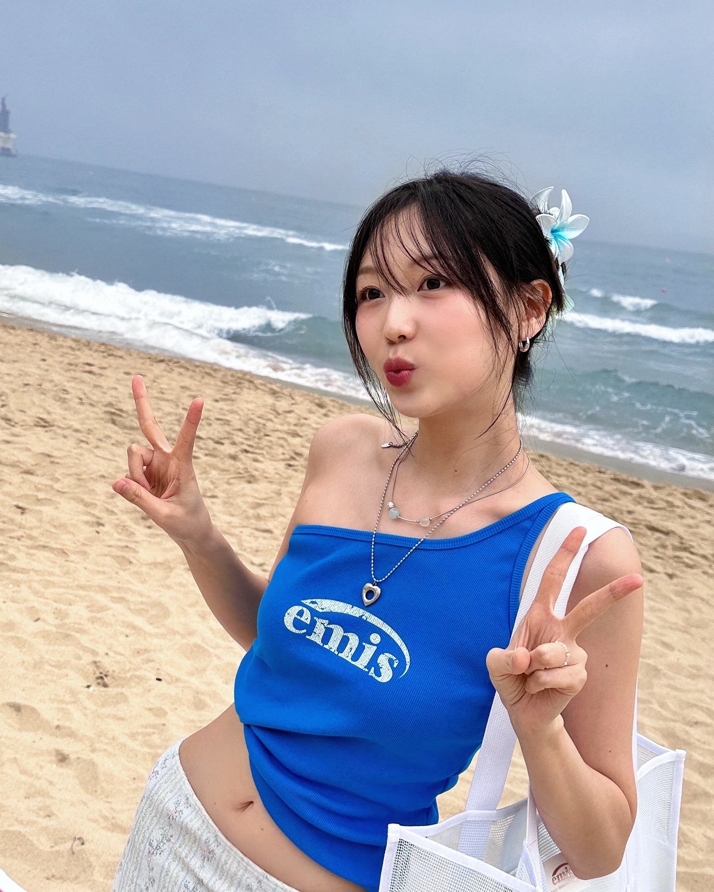 [Lovelyz] Ryu Su-jeong wearing cool blue beachwear on the beach +